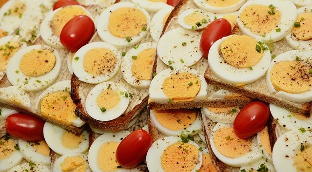 chléb s vajíčkem a rajčaty.jpg